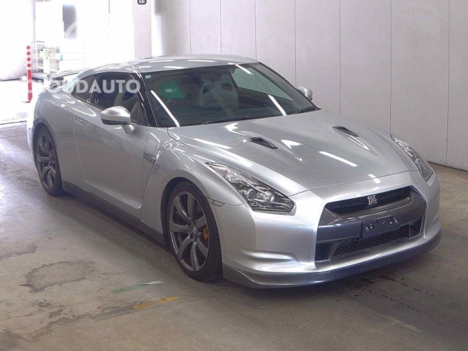 2011 NISSAN  GT-R